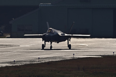 逆光の中、進むF-35A_01