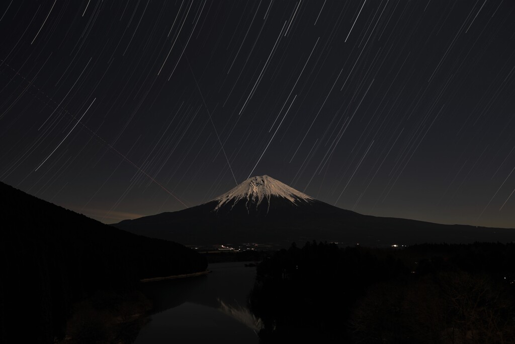 星の軌跡と富士山