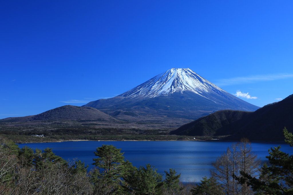 本栖湖と富士山。