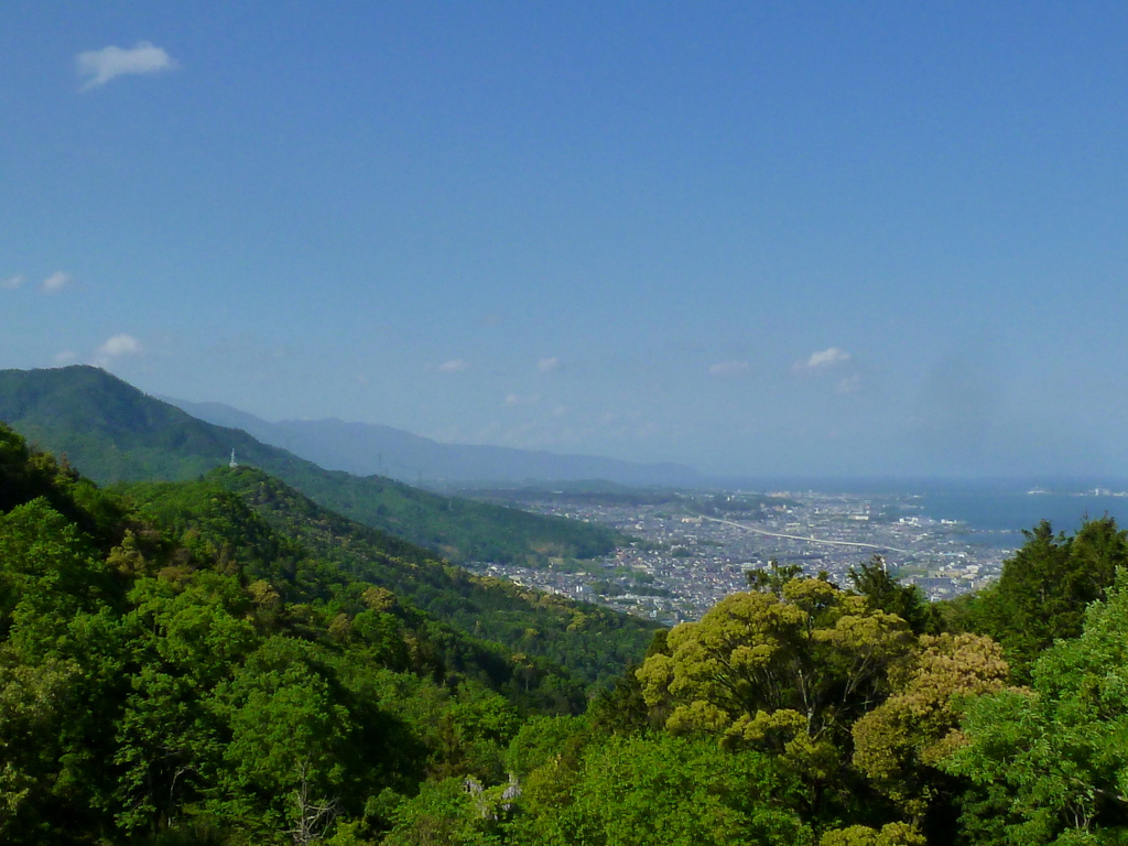 新緑の 湖西の景色 遙かなり