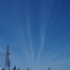 五月晴れ 飛行機雲の 筋あまた