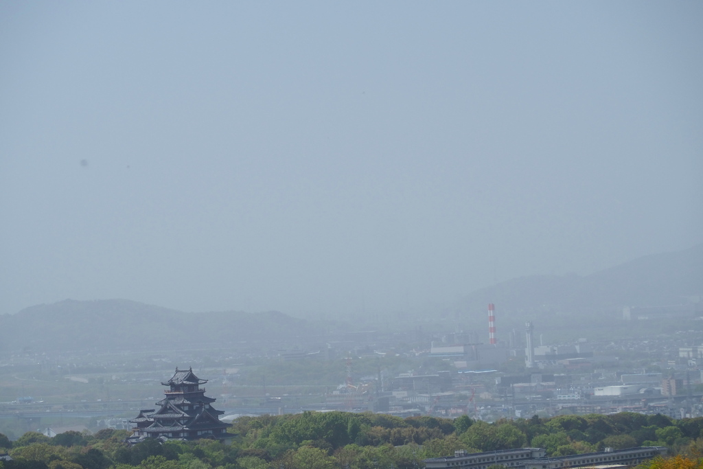 黄砂あり お城まわりも ねずみ色