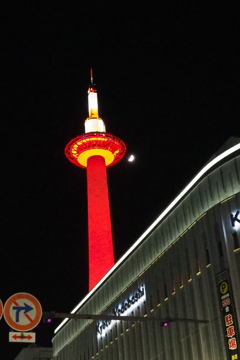 夜に映ゆ 下弦の月と 赤タワー
