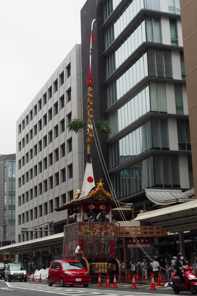 鉾建てや 祭りの熱気 じわじわと