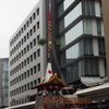 鉾建てや 祭りの熱気 じわじわと
