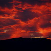 秋の日の 暮れ行く山は 赤と黒