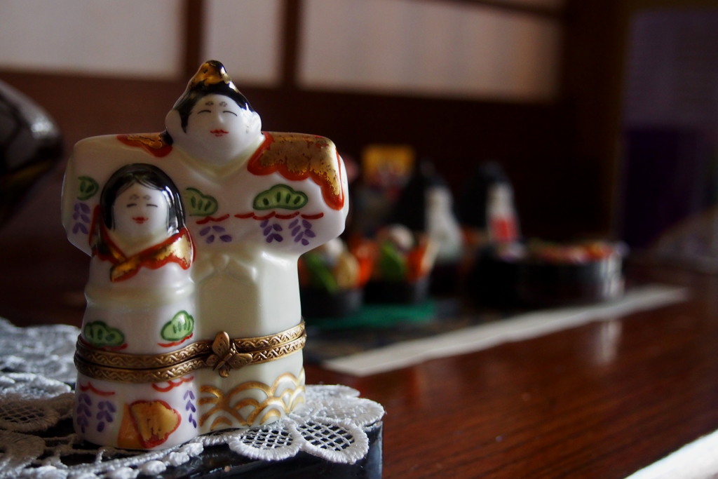 玄関に リモージュ焼の 夫婦びな