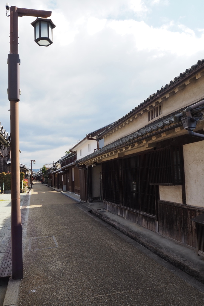 町並みは 江戸の長屋か 今井町