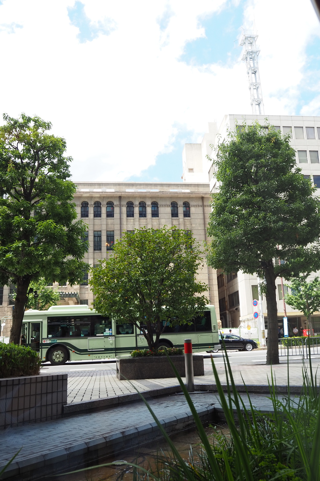 窓際の 夏の切り取り 街通り