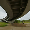 高架下 小雨しのいで キャッチボール