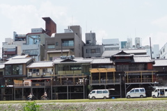 梅雨晴れ間 鴨川の床 お昼どき