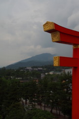 鳥居越し 比叡も曇る 梅雨の空