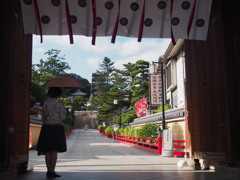 風抜ける 晩夏の門に 何思う