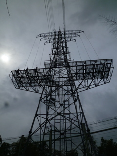 春の雨 止みし見上げる 大鉄塔