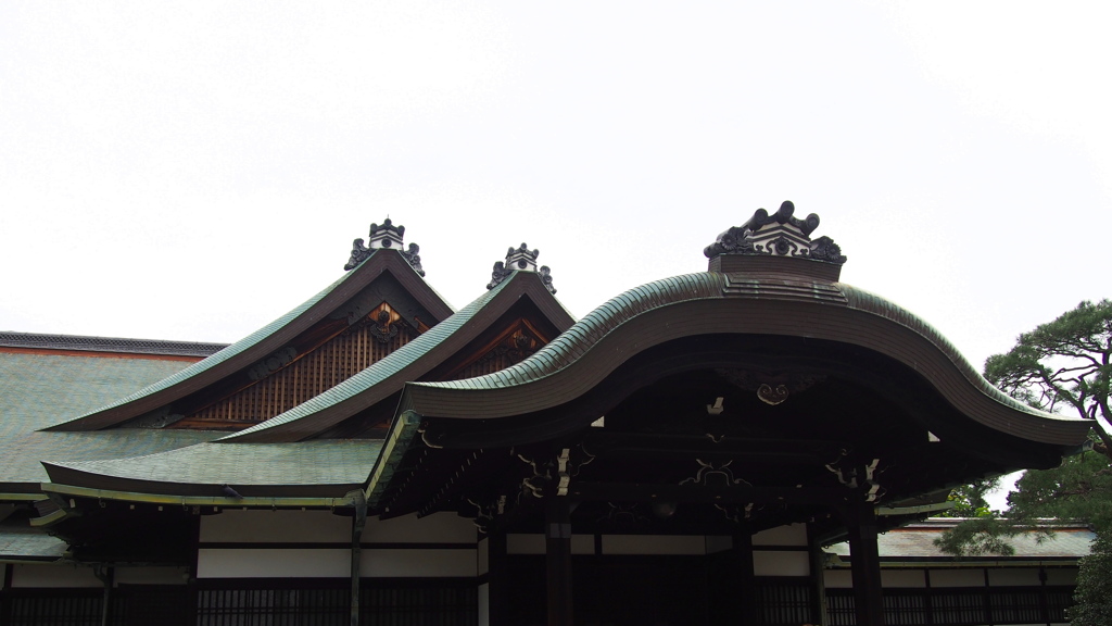 三層の 御車寄（おくるまよせ）や 主待つ