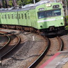 １０３系 秋の陽を受け 駅に着く