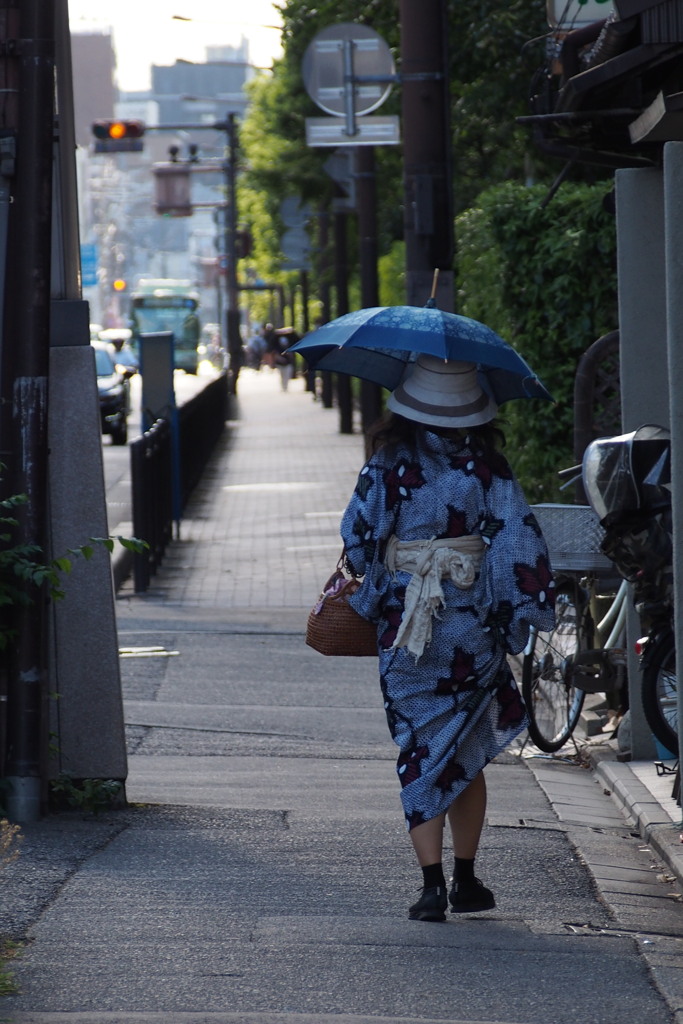 目を引くね 後姿の ハイカラさん