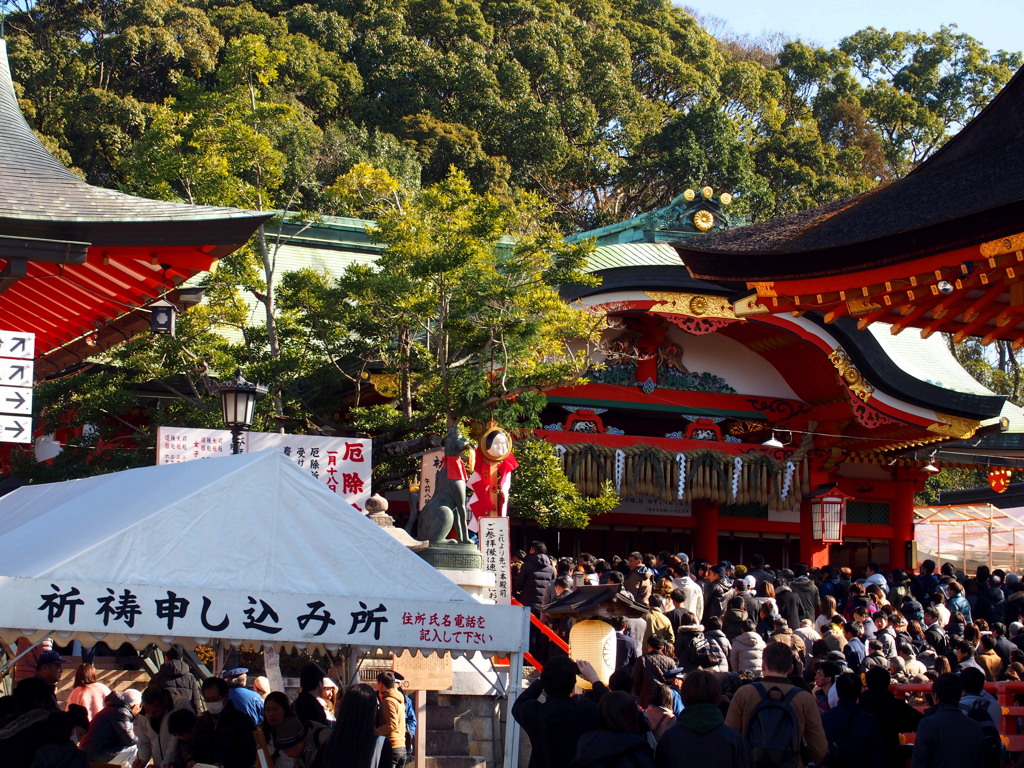 初詣 今日も途切れず 人の波