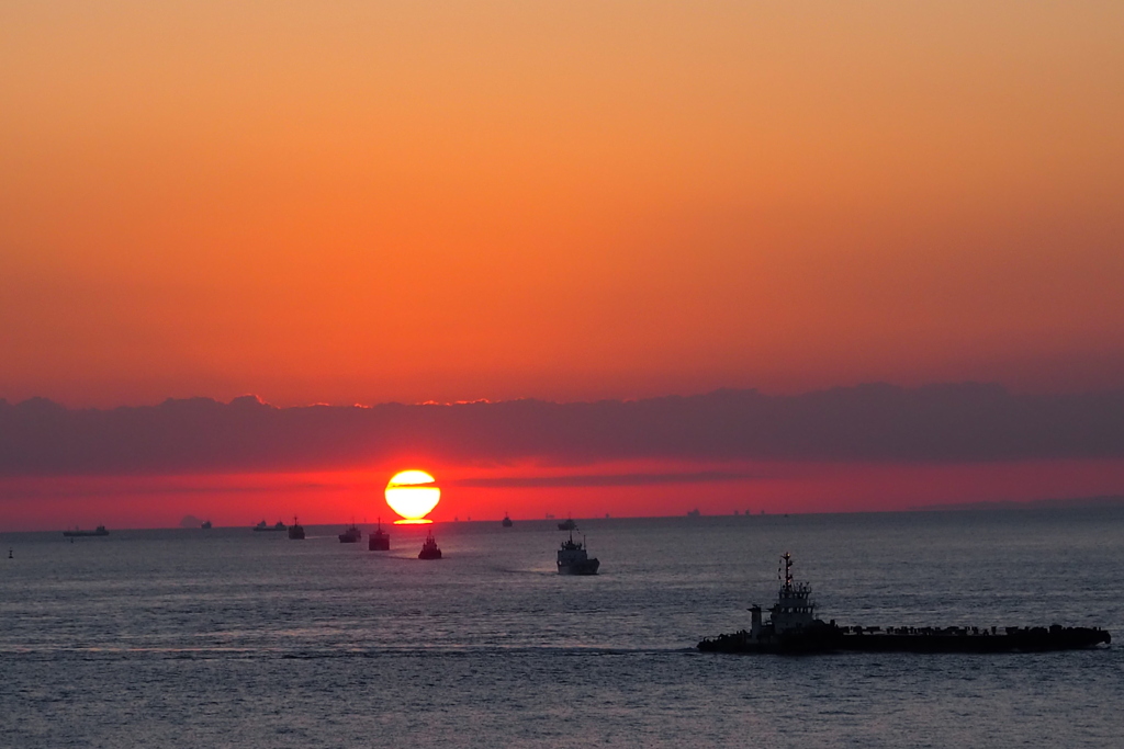 関門の 冬のやさしき 日の出かな