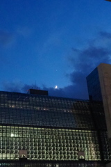 駅ビルの 秋の夕暮れ 雲に月