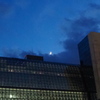 駅ビルの 秋の夕暮れ 雲に月