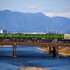 電車撮る 愛宕の山を 借景に