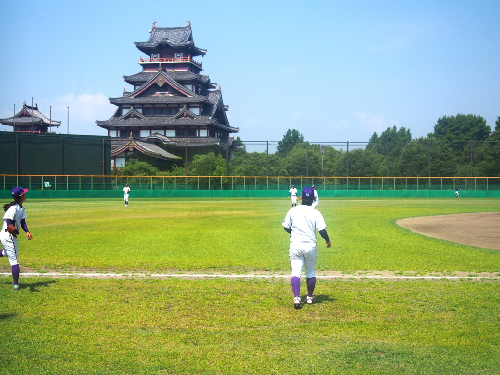 炎天下勝利目指して球を追う