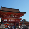 秋日和 楼門バックに ポーズとり