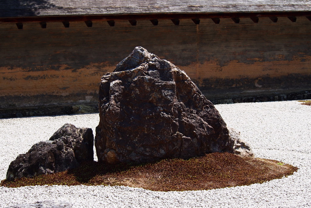 石庭の囲む土塀や色添える
