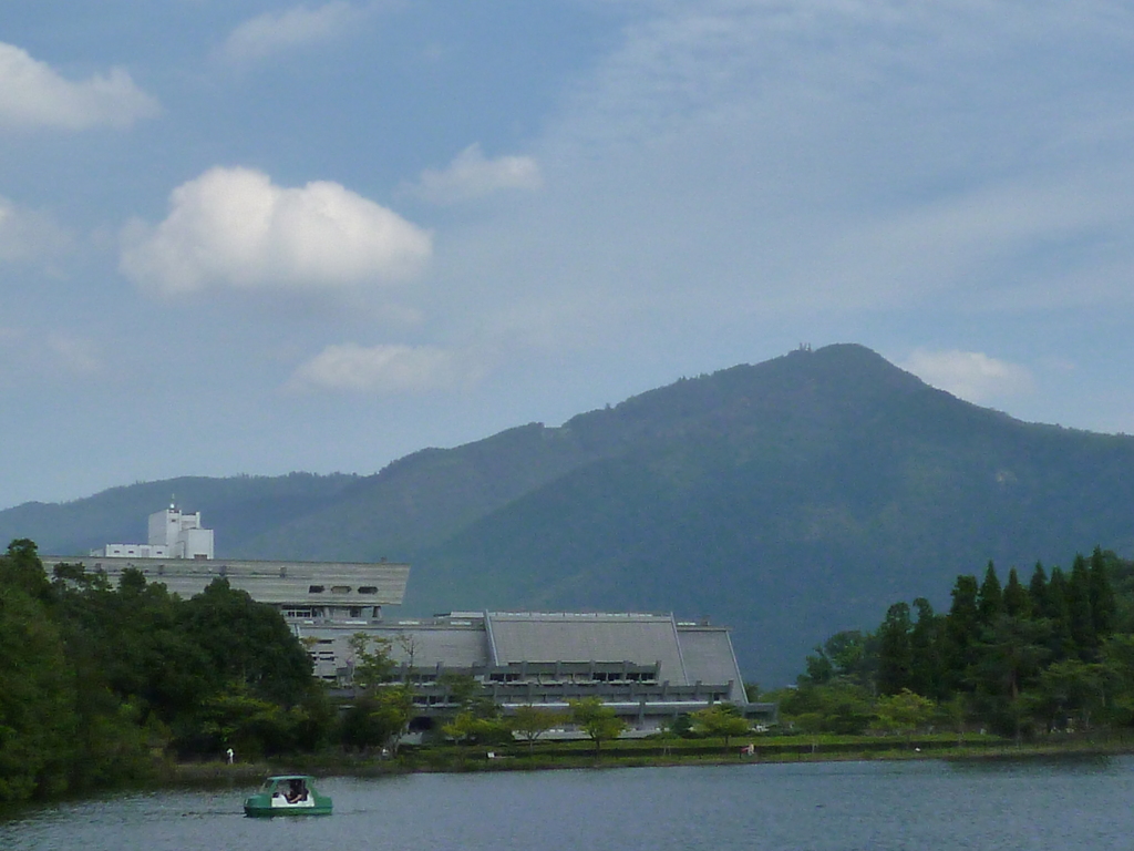 建物と 空・雲・山・池 秋気配