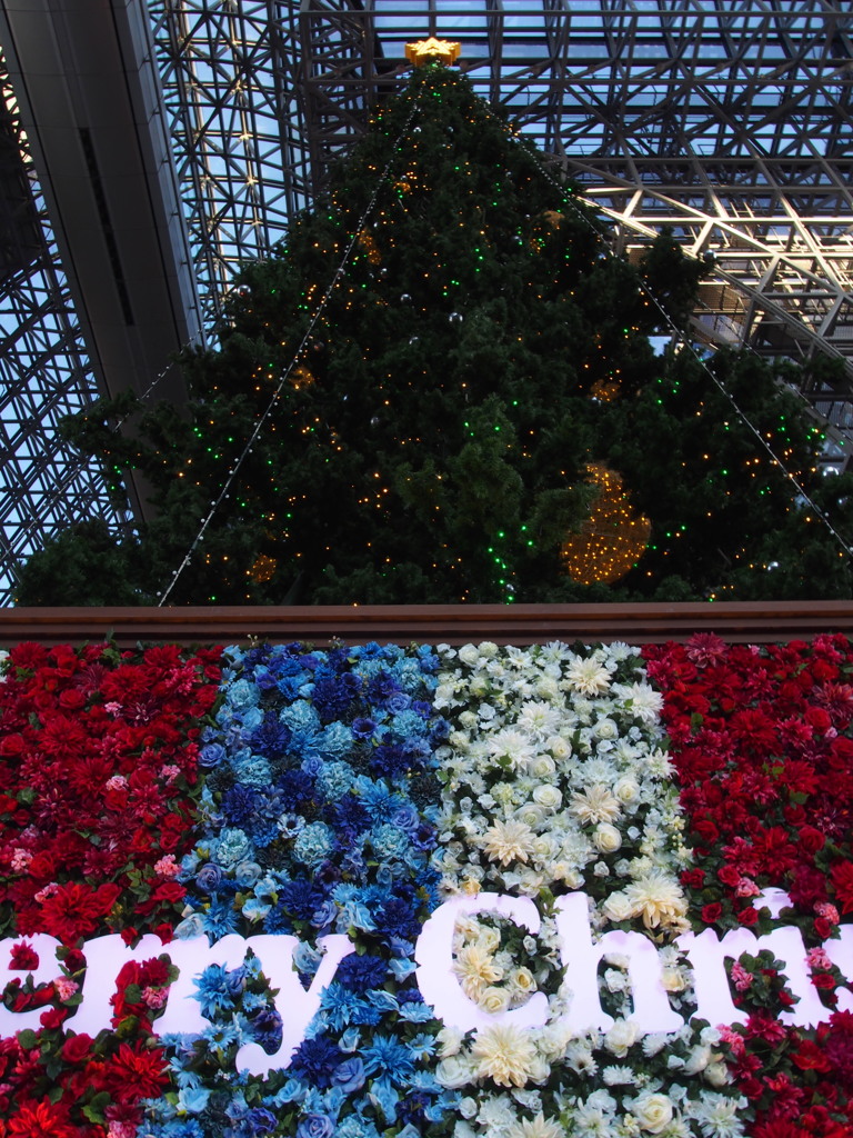 駅ビルの ツリー今年は フランス風？
