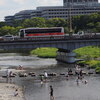 京の街 残暑厳しや 川遊び