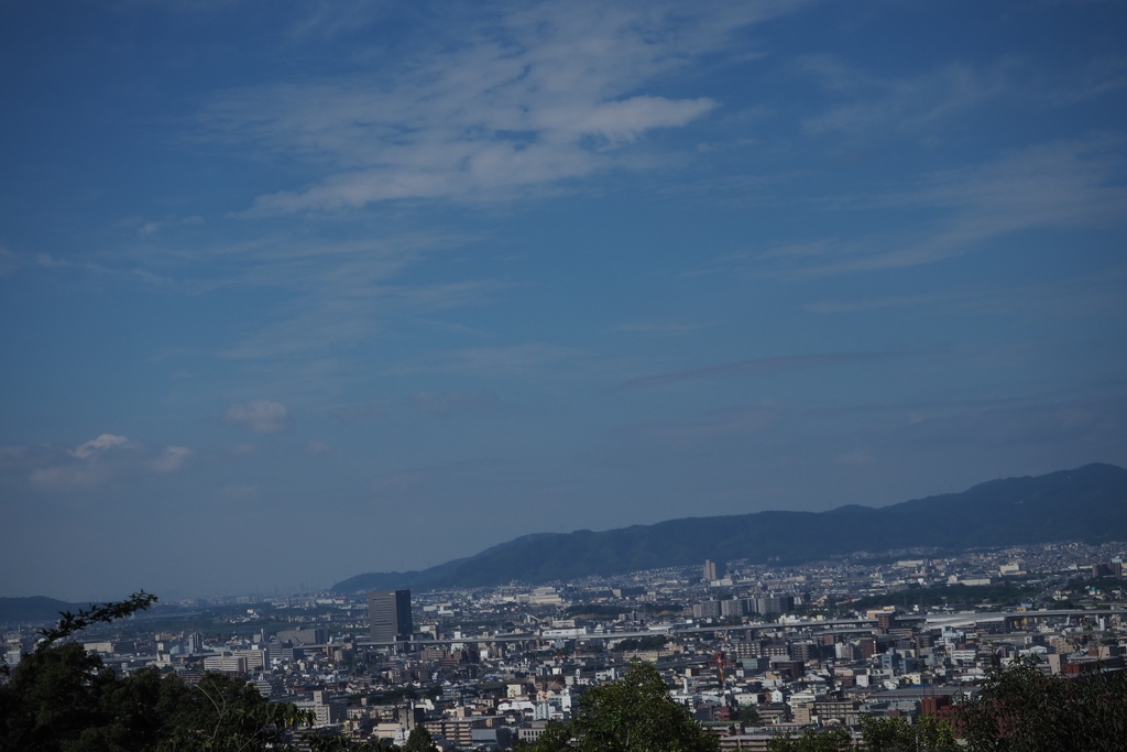 朝陽浴び 街並み白し 空は秋