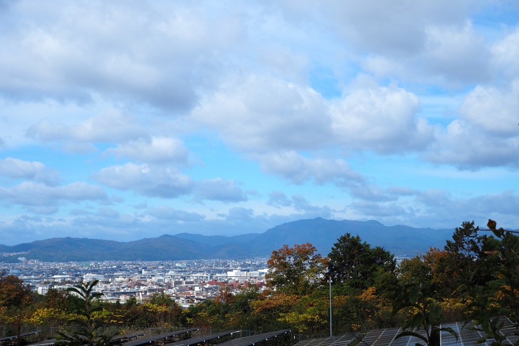 行く秋や 雲連なりて 山を越え