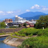秋景色 川面の青と 山に雲