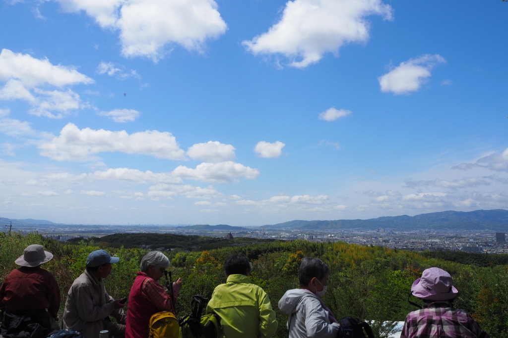 見晴らしの 大岩山で お昼かな