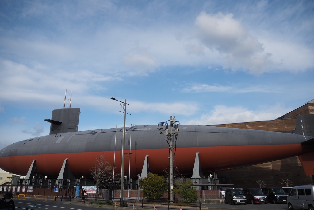 冬ざれや 街を歩けば 潜水艦