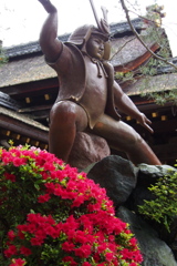 ツツジ咲く 間もなく節句の 神社かな