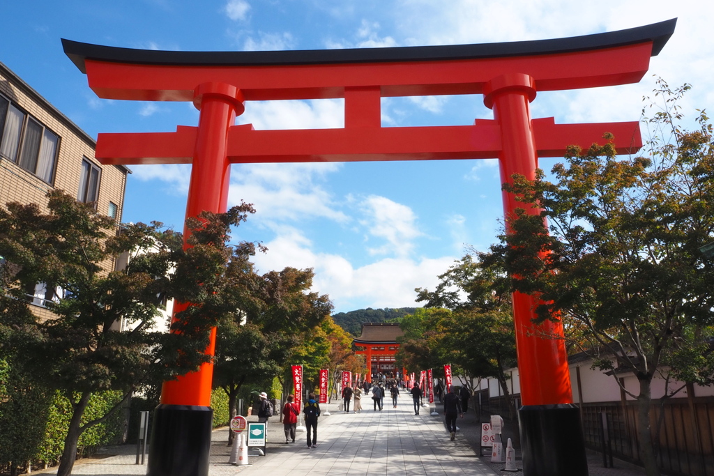 大鳥居 化粧直して 秋の空