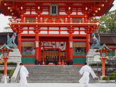 楼門は 神社職員 二人のみ