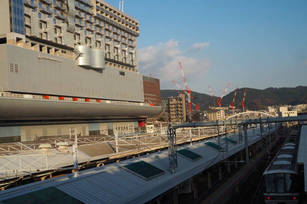 駅ビルの 先にクレーンや 街開発