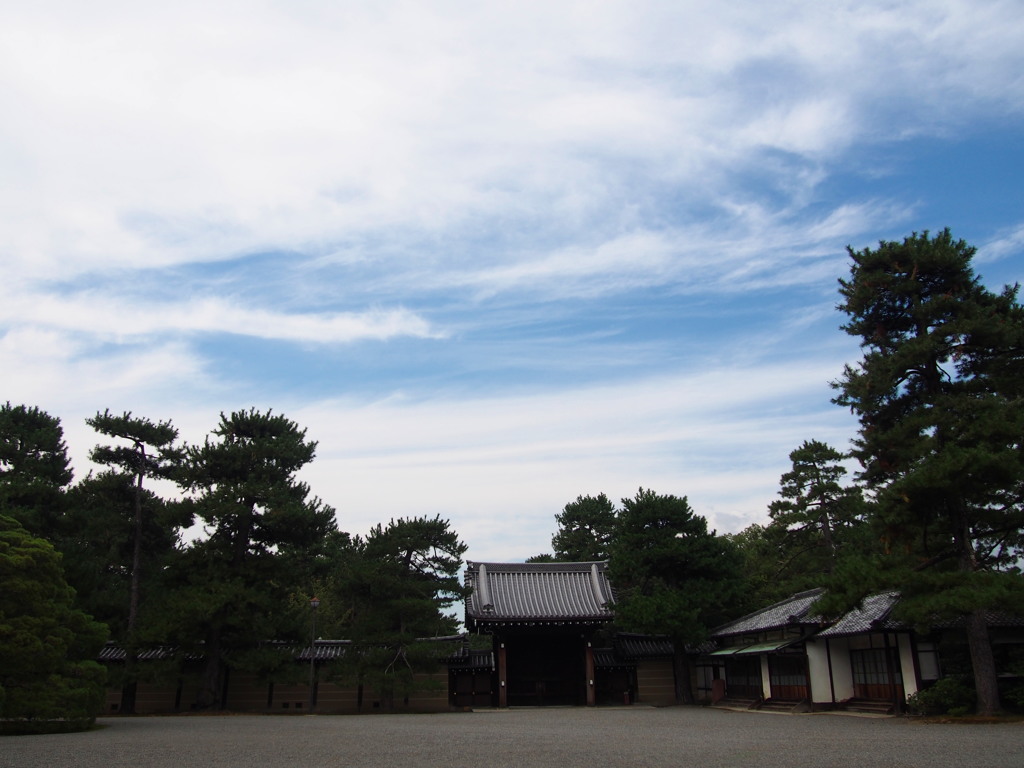 秋の日や 静かな時よ 御所の門