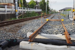 複線の 工事順調 夏の朝