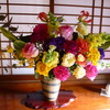 退職の 花束活けし 春模様