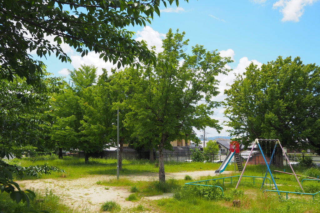 静かなり 町の公園 緑濃し