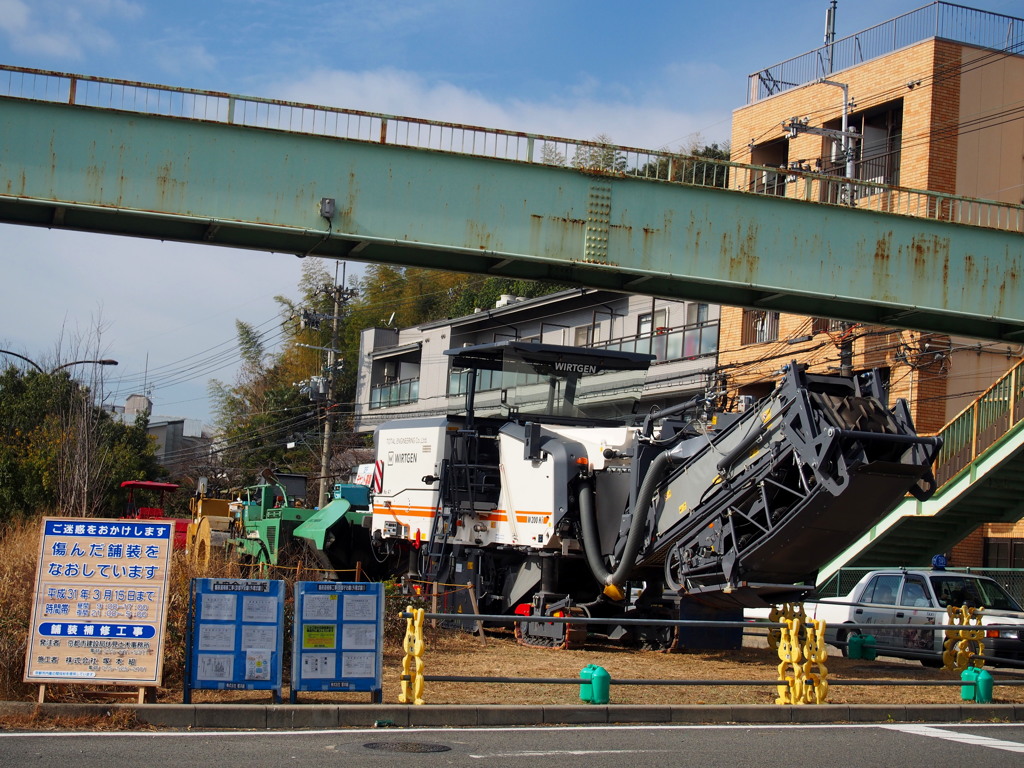 今日休み 道路舗装の 重機たち