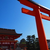 秋晴れや 稲荷の朱色 鮮烈に