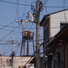 路地奥の ランドマークか 給水塔