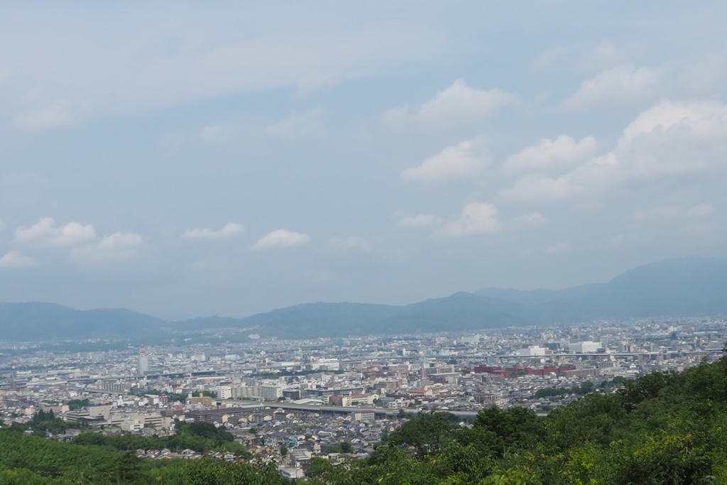 蒸し暑き 梅雨の晴れ間の 京の街