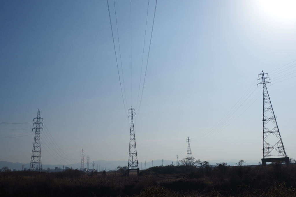 冬の晴れ 薄き青空 鉄塔群